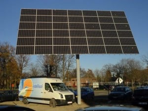 intellisol plaatst zonne-tracker van deger aan school sint-jansberg zonnepanelen bestelwagen