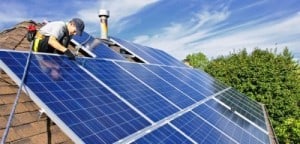 installeren van zonnepanelen op dak