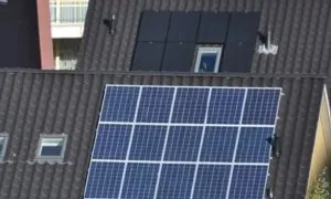 blauw polykristallijn en zwart monokristallijn zonnepaneel op zwart dak