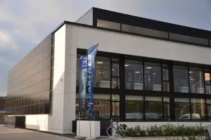 Energiecentrum voor bouw en renovatie zonnepanelen gevel zijkant