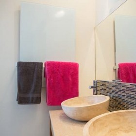 infraroodverwarming paneel handdoekenrek in badkamer
